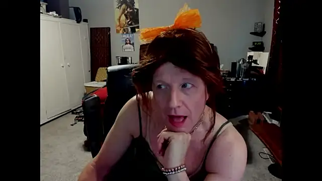 Snapshot of CharlotteAshton chatting on June 6, 11:37 am CharlotteAshton online show from June 6, 11:37 am