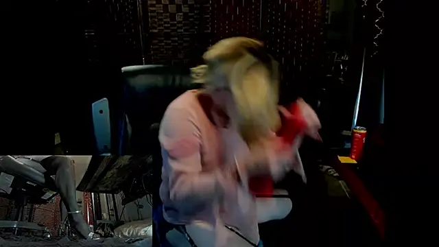 Snapshot of CharlotteAshton chatting on June 25, 2:43 pm CharlotteAshton online show from June 25, 2:43 pm