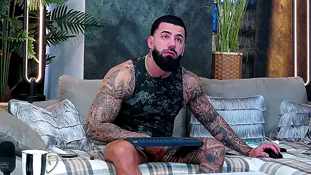 masterkingofmusclee online show from November 18, 7:35 am