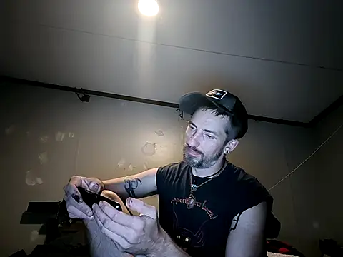 Snapshot of Bi_curious86 chatting on June 5, 3:35 am Bi curious86 online show from June 5, 3:35 am