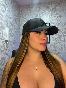 Snapshot of sexyyykloee chatting on February 16, 6:31 am sexyyykloee online show from February 16, 6:31 am