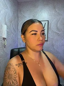 Snapshot of sexyyykloee chatting on February 26, 6:01 am sexyyykloee online show from February 26, 6:01 am