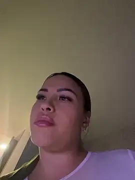 Snapshot of sexyyykloee chatting on March 2, 5:19 am sexyyykloee online show from March 2, 5:19 am