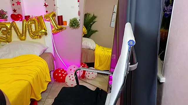 Snapshot of AerysMitch chatting on February 15, 10:10 pm AerysMitch online show from February 15, 10:10 pm