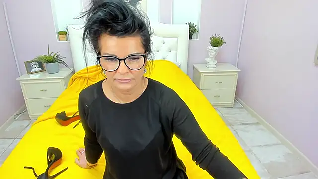 Snapshot of AerysMitch chatting on February 21, 8:27 pm AerysMitch online show from February 21, 8:27 pm