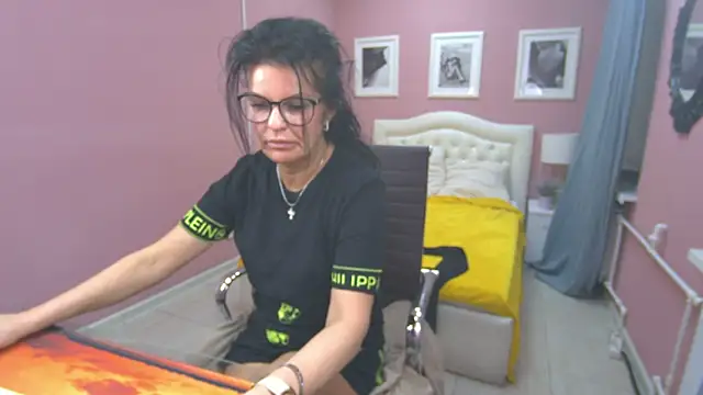 Snapshot of AerysMitch chatting on March 6, 8:27 pm AerysMitch online show from March 6, 8:27 pm