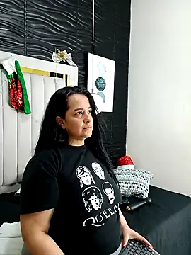 Snapshot of lucia_vonne_ chatting on December 18, 2:38 pm lucia vonne online show from December 18, 2:38 pm