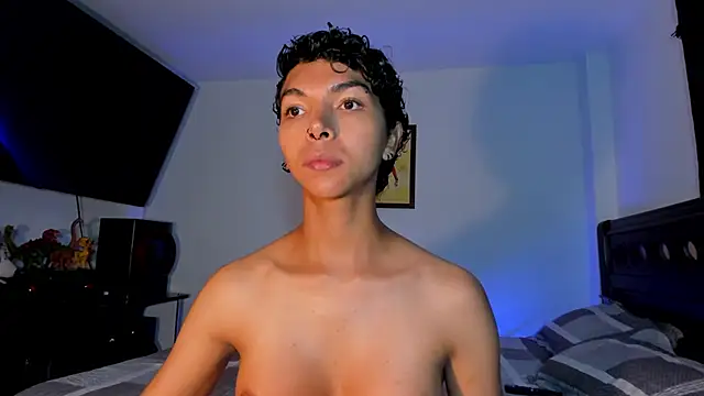 Snapshot of xhenisa_ chatting on December 15, 12:29 am xhenisa online show from December 15, 12:29 am