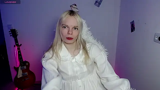 Snapshot of Emily_Nyaffee chatting on February 1, 9:24 pm Emily Nyaffee online show from February 1, 9:24 pm