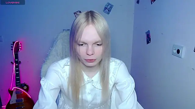 Snapshot of Emily_Nyaffee chatting on February 13, 2:40 am Emily Nyaffee online show from February 13, 2:40 am