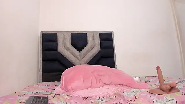 Snapshot of TiiffanyEvans1 chatting on February 14, 3:53 pm TiiffanyEvans1 online show from February 14, 3:53 pm