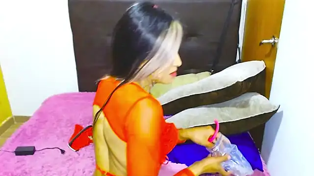 Snapshot of Queen_camila chatting on February 18, 12:37 am Queen camila online show from February 18, 12:37 am