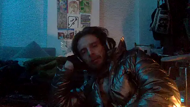 Snapshot of DownstairsSky chatting on December 25, 8:07 am DownstairsSky online show from December 25, 8:07 am