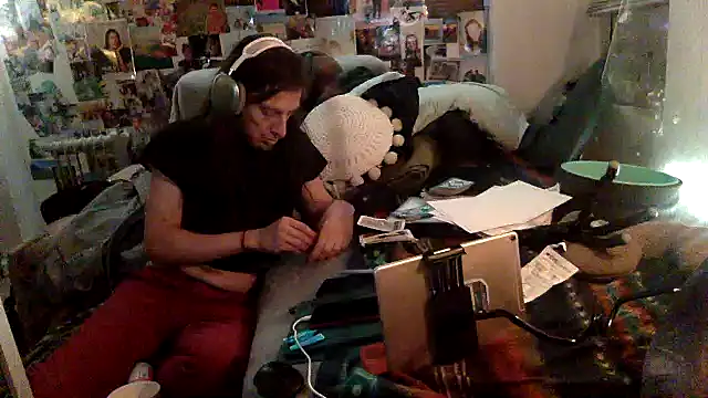 Snapshot of DownstairsSky chatting on January 31, 5:51 am DownstairsSky online show from January 31, 5:51 am