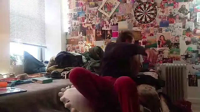 Snapshot of DownstairsSky chatting on January 31, 1:02 pm DownstairsSky online show from January 31, 1:02 pm