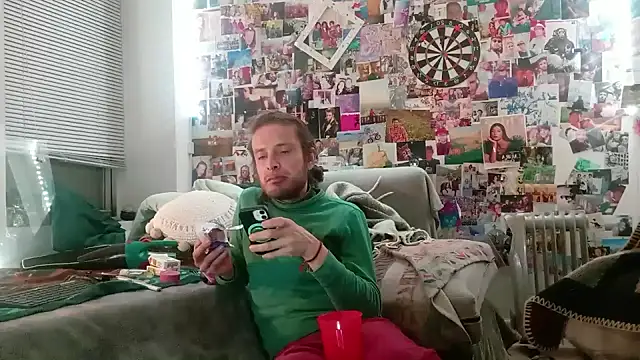 Snapshot of DownstairsSky chatting on January 31, 11:56 pm DownstairsSky online show from January 31, 11:56 pm