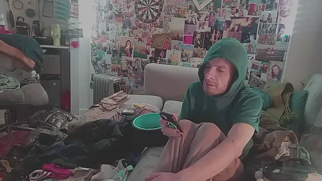 Snapshot of DownstairsSky chatting on February 4, 2:49 am DownstairsSky online show from February 4, 2:49 am