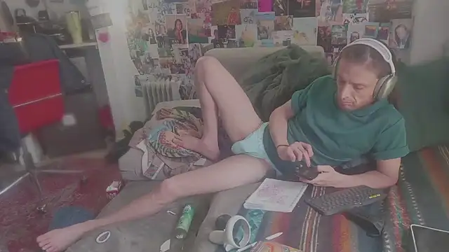 Snapshot of DownstairsSky chatting on February 5, 2:05 pm DownstairsSky online show from February 5, 2:05 pm