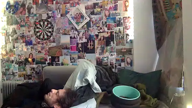 Snapshot of DownstairsSky chatting on February 7, 6:34 pm DownstairsSky online show from February 7, 6:34 pm