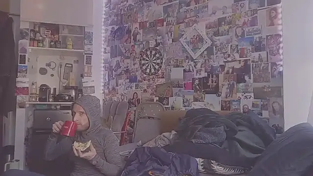 Snapshot of DownstairsSky chatting on February 17, 9:30 pm DownstairsSky online show from February 17, 9:30 pm