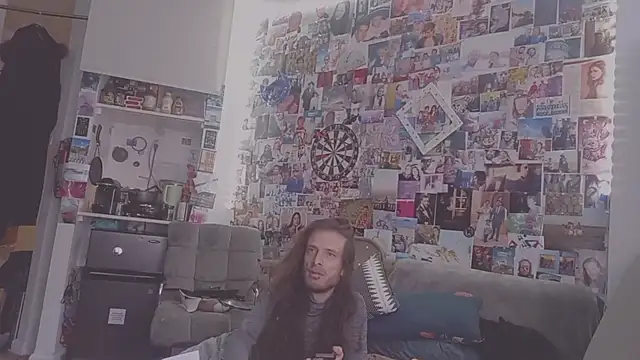 Snapshot of DownstairsSky chatting on March 1, 1:07 pm DownstairsSky online show from March 1, 1:07 pm