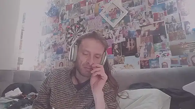 Snapshot of DownstairsSky chatting on March 3, 7:32 am DownstairsSky online show from March 3, 7:32 am