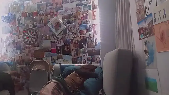 Snapshot of DownstairsSky chatting on March 7, 10:35 am DownstairsSky online show from March 7, 10:35 am