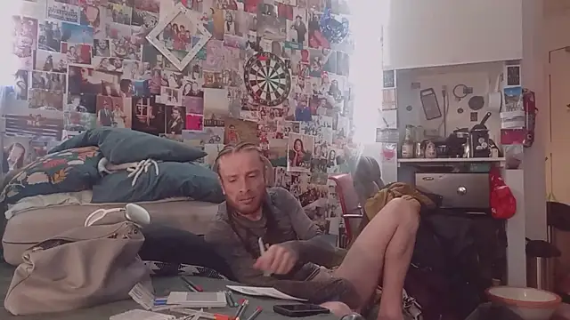 Snapshot of DownstairsSky chatting on March 12, 6:29 am DownstairsSky online show from March 12, 6:29 am