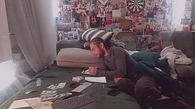 Snapshot of DownstairsSky chatting on March 13, 6:05 am DownstairsSky online show from March 13, 6:05 am