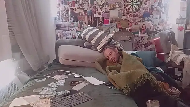 Snapshot of DownstairsSky chatting on March 13, 9:10 am DownstairsSky online show from March 13, 9:10 am