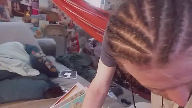 Snapshot of DownstairsSky chatting on March 16, 10:11 am DownstairsSky online show from March 16, 10:11 am