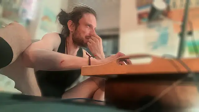 Snapshot of DownstairsSky chatting on October 5, 1:26 am DownstairsSky online show from October 5, 1:26 am