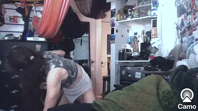 Snapshot of DownstairsSky chatting on October 9, 4:10 am DownstairsSky online show from October 9, 4:10 am