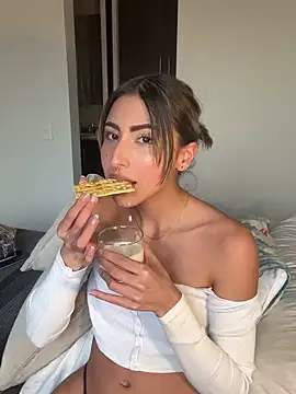 Ameellie online show from February 6, 6:35 pm