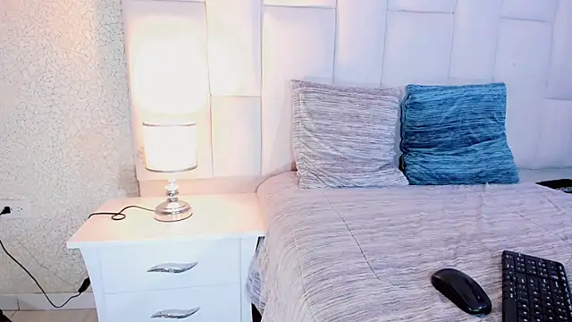 andrea alvarz online show from December 16, 4:50 am