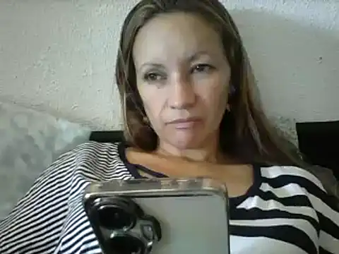 Snapshot of Paulita_x3 chatting on July 27, 9:05 am Paulita x3 online show from July 27, 9:05 am