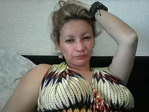 Snapshot of Paulita_x3 chatting on August 3, 6:01 am Paulita x3 online show from August 3, 6:01 am