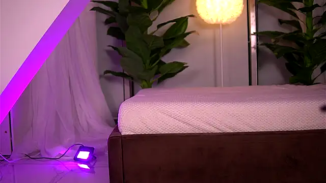 Snapshot of KaylaBray chatting on October 25, 3:25 am KaylaBray online show from October 25, 3:25 am