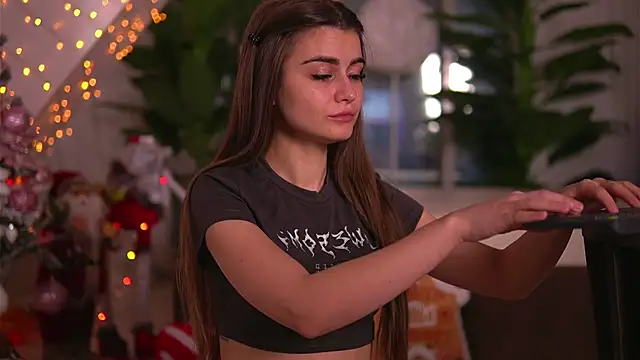 Snapshot of KaylaBray chatting on December 15, 4:39 am KaylaBray online show from December 15, 4:39 am