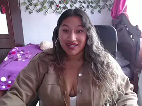 Snapshot of EmilyLove1014 chatting on December 10, 7:54 pm EmilyLove1014 online show from December 10, 7:54 pm