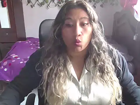 Snapshot of EmilyLove1014 chatting on December 11, 9:23 pm EmilyLove1014 online show from December 11, 9:23 pm