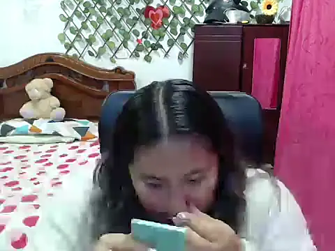 Snapshot of EmilyLove1014 chatting on December 22, 10:25 pm EmilyLove1014 online show from December 22, 10:25 pm