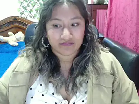 Snapshot of EmilyLove1014 chatting on February 21, 2:28 am EmilyLove1014 online show from February 21, 2:28 am