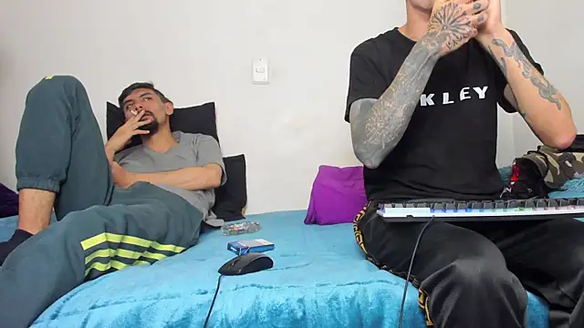 Aaron BigDickxxx online show from April 3, 6:39 pm