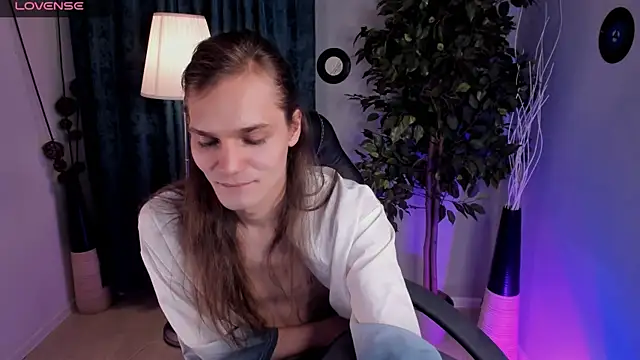 Snapshot of Will_Will_ chatting on February 17, 9:32 pm Will Will online show from February 17, 9:32 pm