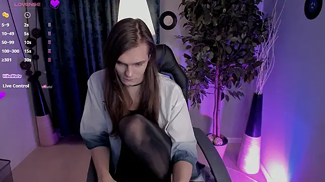 Snapshot of Will_Will_ chatting on February 21, 6:47 am Will Will online show from February 21, 6:47 am