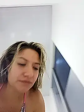 Snapshot of valeriahunter1 chatting on January 11, 12:22 am valeriahunter1 online show from January 11, 12:22 am