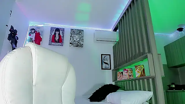 Ashlycuute online show from February 9, 1:03 pm