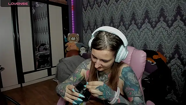 Snapshot of AlexRacc00n chatting on December 6, 11:25 pm AlexRacc00n online show from December 6, 11:25 pm