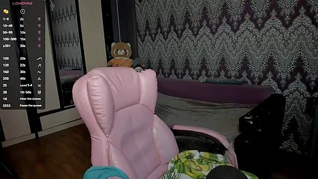 Snapshot of AlexRacc00n chatting on December 10, 5:50 am AlexRacc00n online show from December 10, 5:50 am